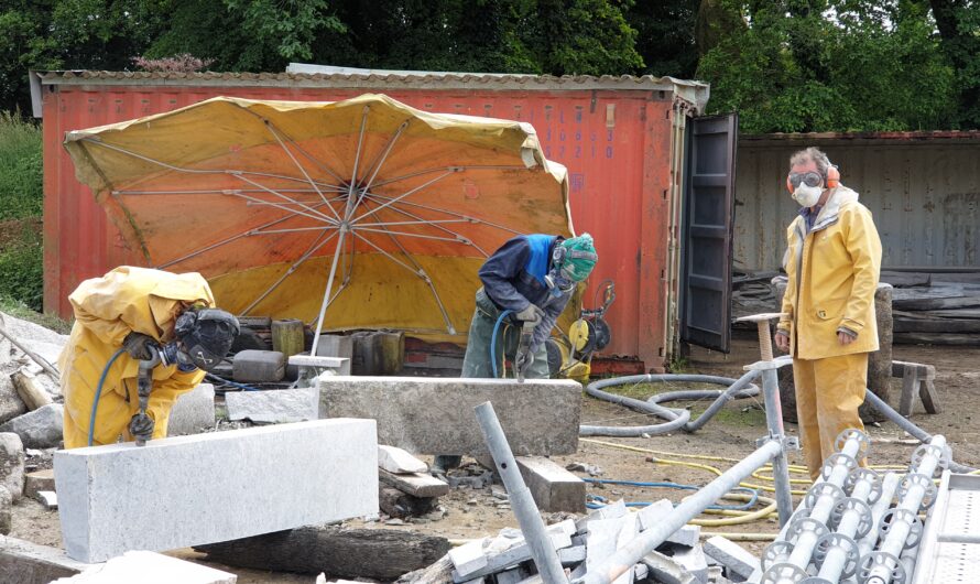 La Vallée des Saints à Carnoët forme des apprentis à la sculpture monumentale sur granite