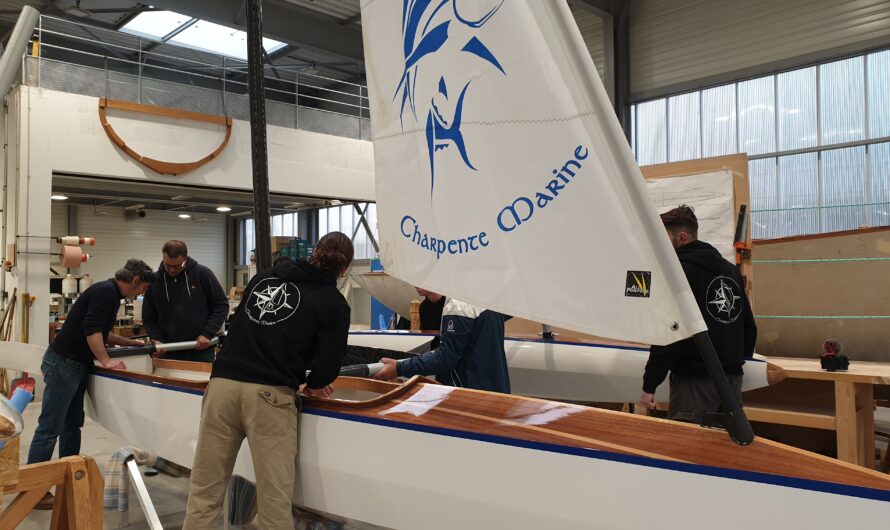 K.I.S.S, un trimaran fabriqué par les élèves de la section Charpente de Marine du lycée Pierre Guéguin à Concarneau