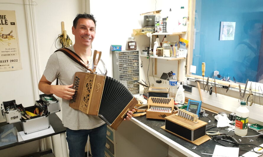 Dans l’atelier de Benoît Le Toumelin, facteur d’accordéon à Plomodiern