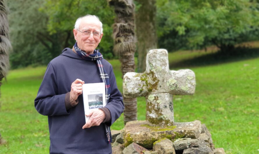 Le moine et poète de l'abbaye Saint-Guénolé de Landévennec Gilles Baudry présente le livre "Infinitudes" dans lequel Aïcha Dupoy de Guitard signe les photographies © Christophe Pluchon