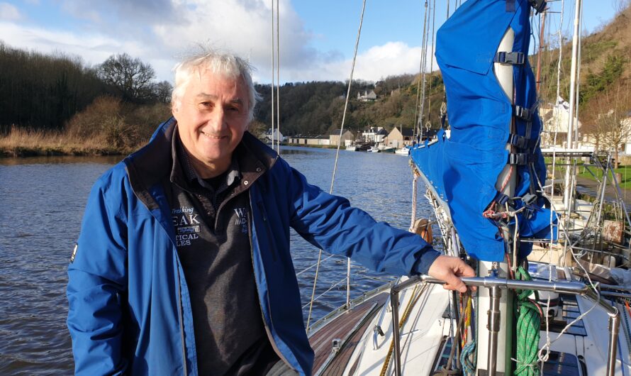 Gilbert Inizan habite sur un voilier à Port-Launay © Christophe Pluchon