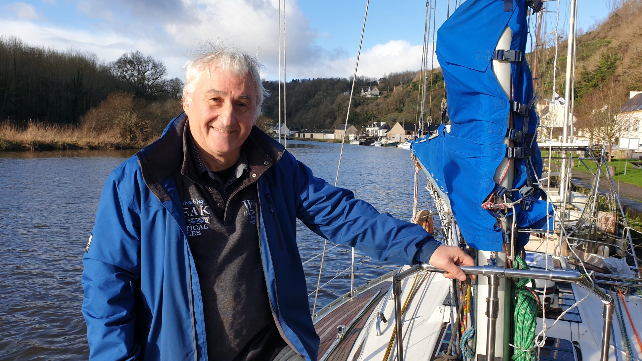 Gilbert Inizan habite sur un voilier à Port-Launay © Christophe Pluchon